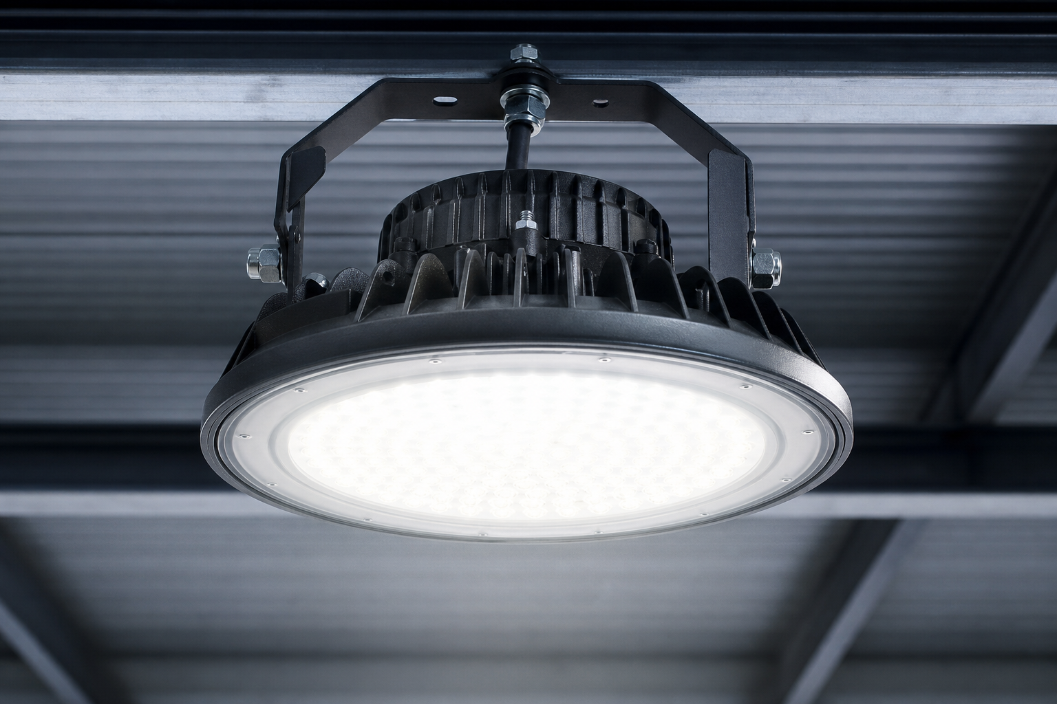 Nahaufnahme einer Industrie-LED-Leuchte mit Kühlrippen